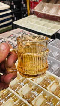 كوب زجاجي مضلع بلون عسلي