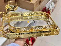 صينية تقديم معدنية ذهبية بتصميم زخرفي