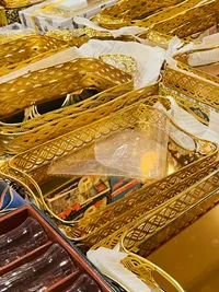 صينية تقديم معدنية ذهبية مزخرفة