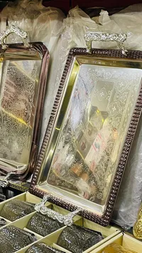 صينية تقديم معدنية مزخرفة بمقابض فاخرة