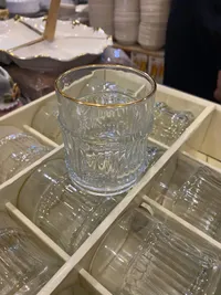 طقم كاسات زجاجية مزخرفة بحافة ذهبية