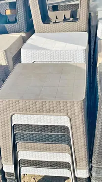طاولة بلاستيك مربعة بتصميم الروطان