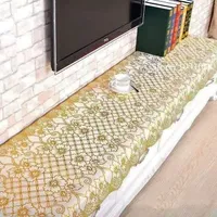 مفرش طاولة دانتيل مزخرف بنقوش ذهبية