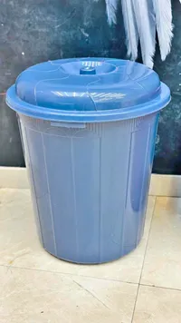 سطل بلاستيكي بغطاء - أزرق