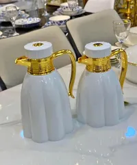 طقم دلال قهوة وشاي بتصميم عصري - أبيض وذهبي
