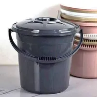 دلو بلاستيكي بغطاء ومقبض