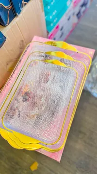 طقم صواني تقديم بلاستيكية شفافة بإطار أصفر