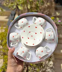 طقم أكواب وصحون بتصميم قلوب حمراء