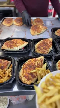 وجبة البيتزا مع البطاطس المقلية