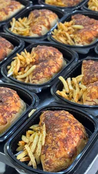 كلزوني دجاج مع بطاطس مقلية