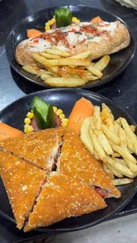 وجبة غربية - ساندويتش وبيتزا مع بطاطس مقلية