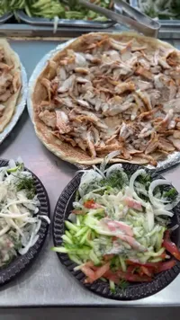 وجبة شاورما اللحم مع السلطة الطازجة
