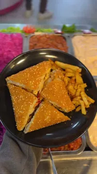 وجبة برجر مع بطاطس مقلية