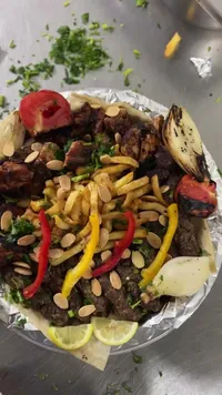 طبق شاورما لحم مشكل مع بطاطس وخضار