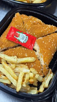 وجبة شنيتزل دجاج مقرمش مع البطاطس المقلية (Heinz)