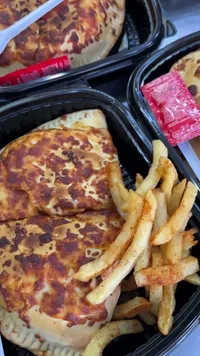وجبة كالزوني مع البطاطس المقلية
