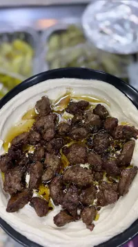 صحن حمص باللحمة