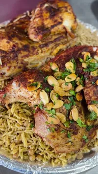 دجاج مشوي مع أرز ومكسرات