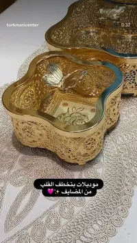 طبق تقديم مزخرف بتصاميم إسلامية ذهبي