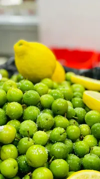 برقوق أخضر طازج