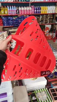 سلة غسيل بلاستيكية حمراء