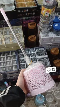 فرشاة مرحاض وردية بتصميم زخرفي