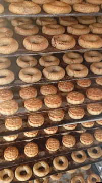 كعك وحلويات متنوعة محلية