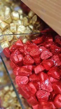 قطع شوكولاتة على شكل قلوب مغلفة