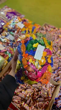 حلويات شوكولاتة ملونة متنوعة