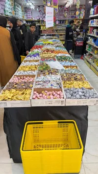قطع شوكولاتة ملونة متنوعة