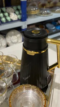 تيرمس قهوة أسود مع مقابض ذهبية