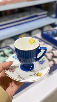 فنجان قهوة سيراميك أزرق مع طبق - تصميم زهور