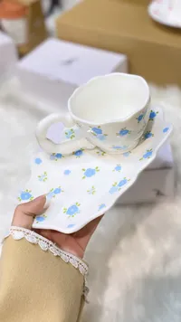 فنجان وصحن قهوة بتصميم أزهار زرقاء