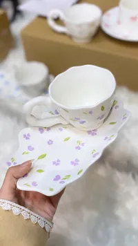 فنجان قهوة مع صحن - تصميم العنب البنفسجي