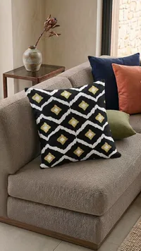 وسادة ديكور بنمط هندسي - أسود وذهبي