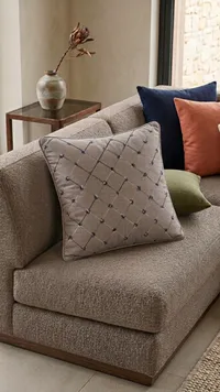 وسادة ديكور مخططة بتصميم معيّن