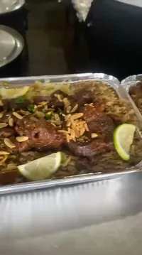 وجبة أرز باللحم والمكسرات