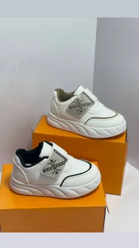 حذاء رياضي أطفال بتصميم عصري