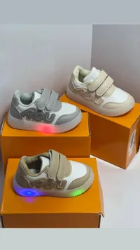 حذاء رياضي للأطفال بإضاءة LED