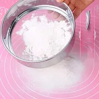 منخل دقيق ومكونات الخبز