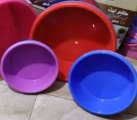 مجموعة أوعية بلاستيكية ملونة