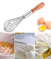 مضرب بيض يدوي بمقبض خشبي
