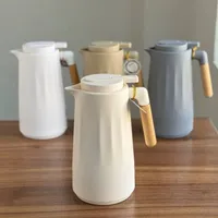 ترمس حافظ للحرارة بتصميم عصري ومقبض خشبي