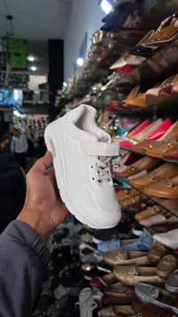 بوت رياضي نسائي أبيض