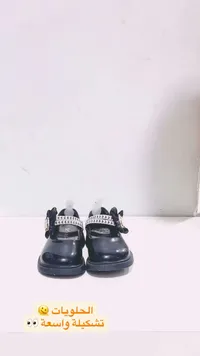 حذاء بناتي لامع مزين بفيونكة