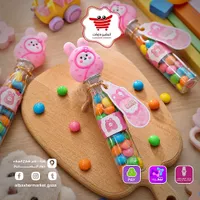 حلوى ملونة في أنبوب بتصميم الأرنب