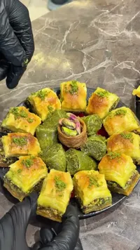 تشكيلة بقلاوة بالفستق الحلبي