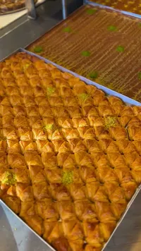 بقلاوة مشكلة بالفستق الحلبي