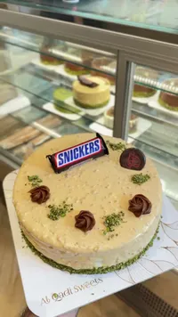 كيكة سنيكرز - حلويات القاضي (Al Qadi Sweets)