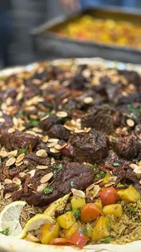 وجبة لحم بالأرز والمكسرات
